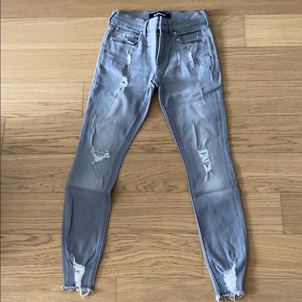 Grey distressed skinny jeans.
